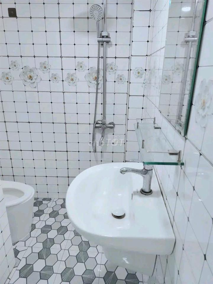 Cho thuê nhà mới xây 3 tầng đẹp Co Giang 