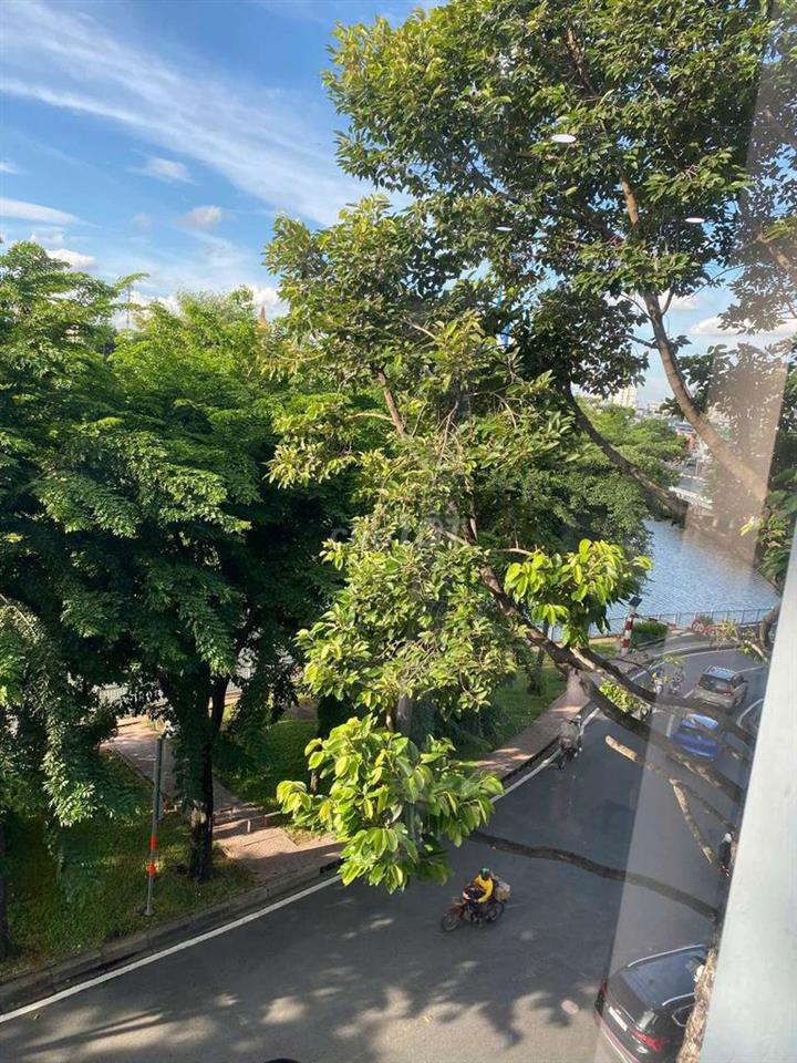 CẦN SANG VĂN PHÒNG CÔNG TY - ĐƯỜNG HOÀNG SA, QUẬN 1