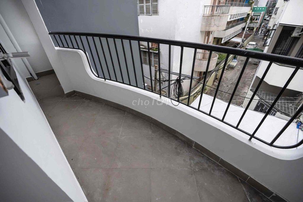 Cho thuê căn hộ 1 phòng ngủ có ban công lớn thoáng mát Q3