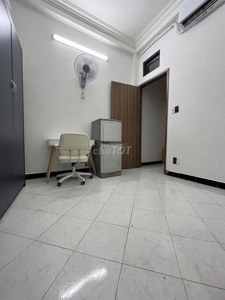 STUDIO ĐI BỘ QUA UEH CƠ SỞ B
