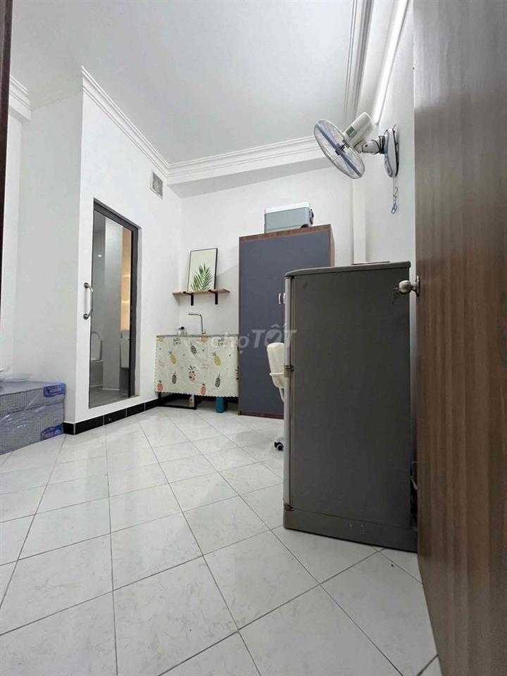 STUDIO ĐI BỘ QUA UEH CƠ SỞ B