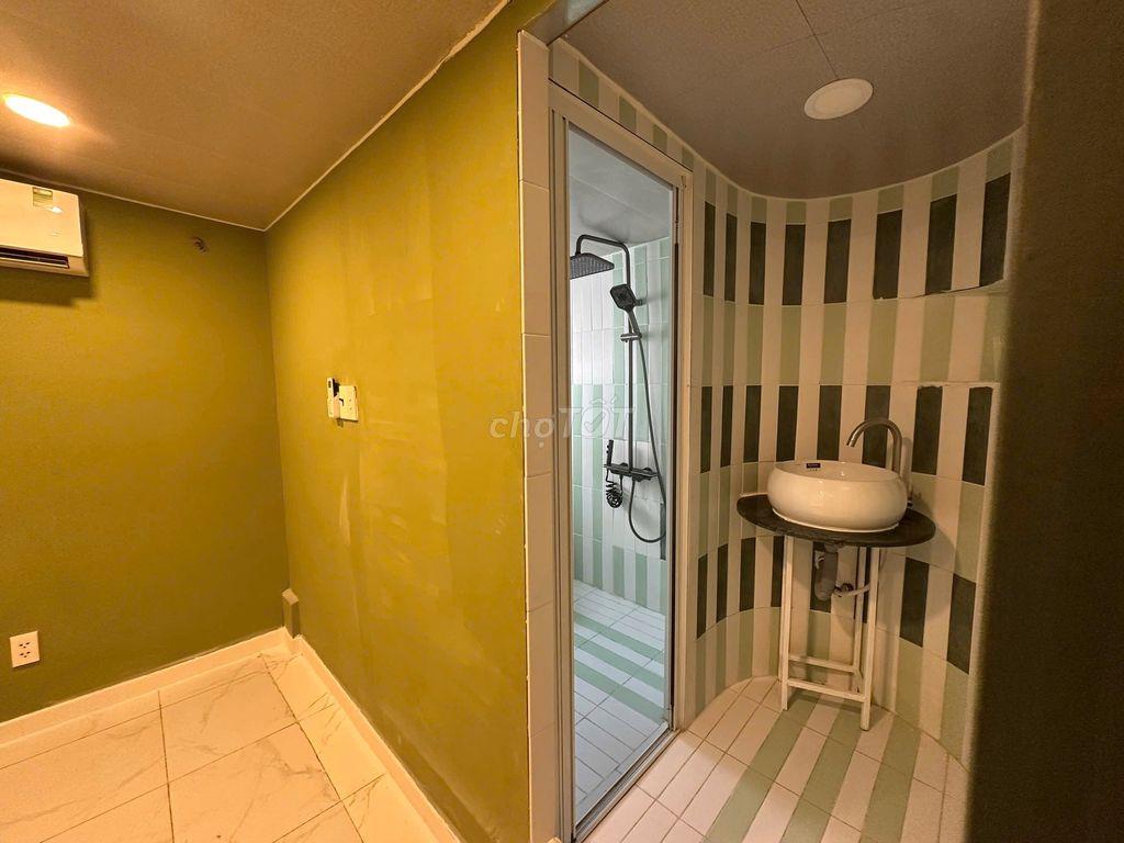 Cho thuê căn hộ ban công full nội thất gần Chợ Tân Định Quận 1