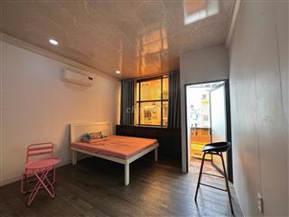 Cho thuê căn hộ ban công full nội thất gần Chợ Tân Định Quận 1