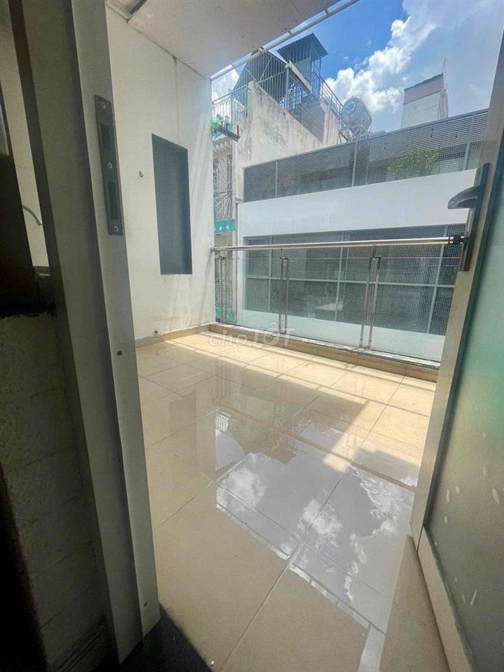 CẦN PASS NHANH PHÒNG STUDIO BAN CÔNG, 25m2 TT QUẬN 1. GIÁ 5TR