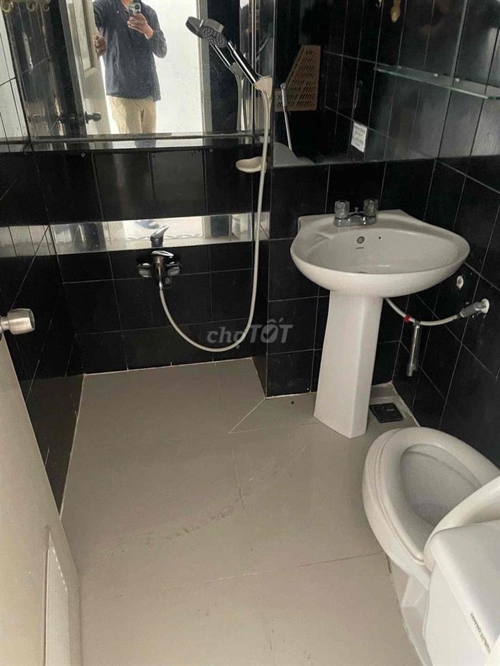 CẦN PASS NHANH PHÒNG STUDIO BAN CÔNG, 25m2 TT QUẬN 1. GIÁ 5TR