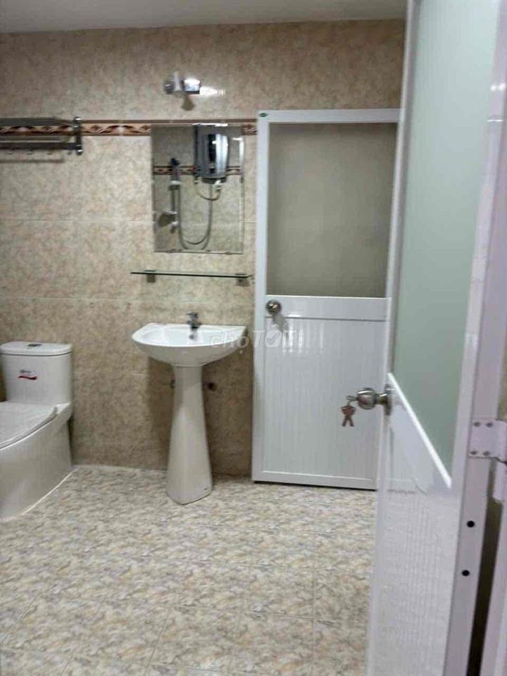 Chung cư lầu 1 2PN mặt tiền CMT8, P.15, Quận 10