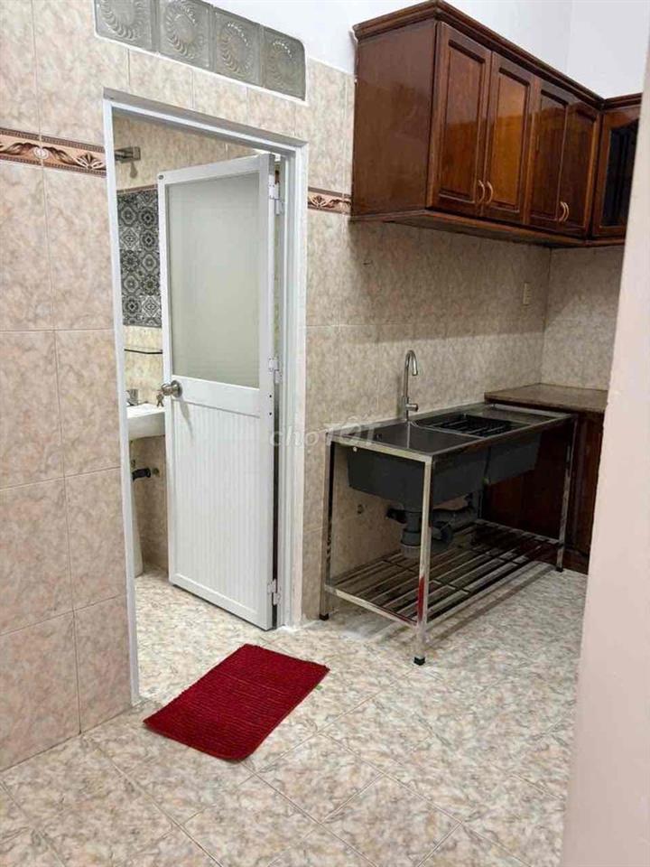 Chung cư lầu 1 2PN mặt tiền CMT8, P.15, Quận 10