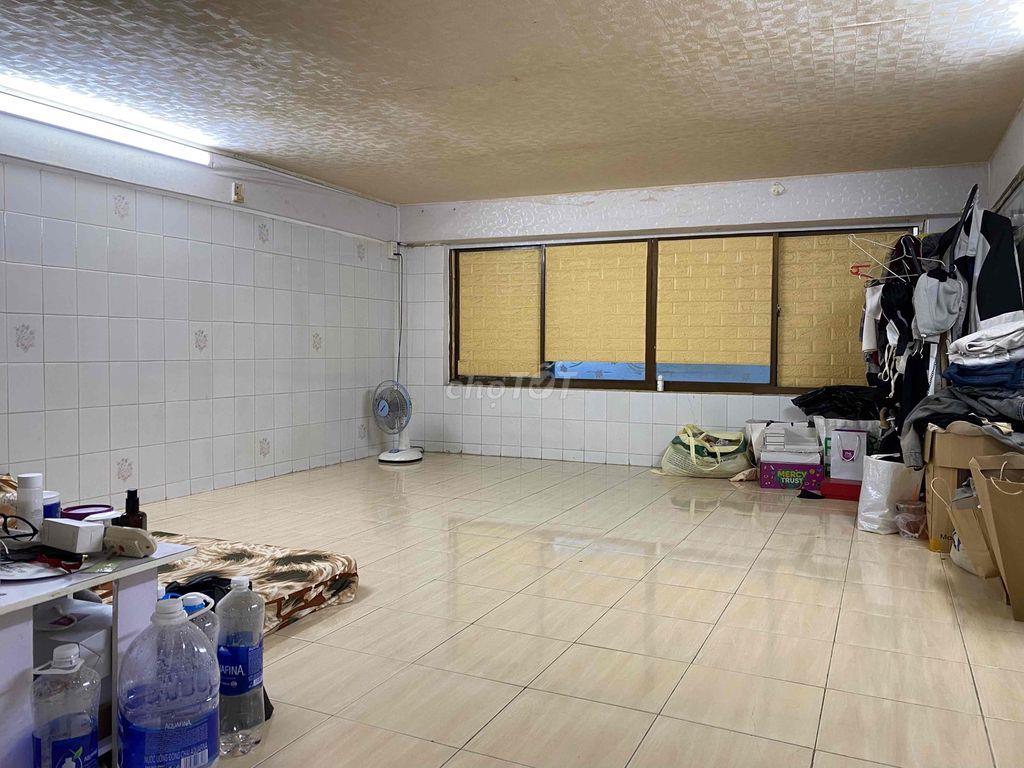 Chung cư lầu 1 - 173A Phùng Hưng 2PN 1WC sẵn 2 máy lạnh