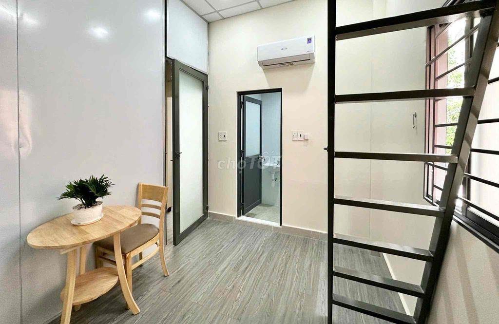 TRỐNG 1 PHÒNG CÓ GÁC - CỬA SỔ TRỜI - NGAY VÒNG XOAY DÂN CHỦ