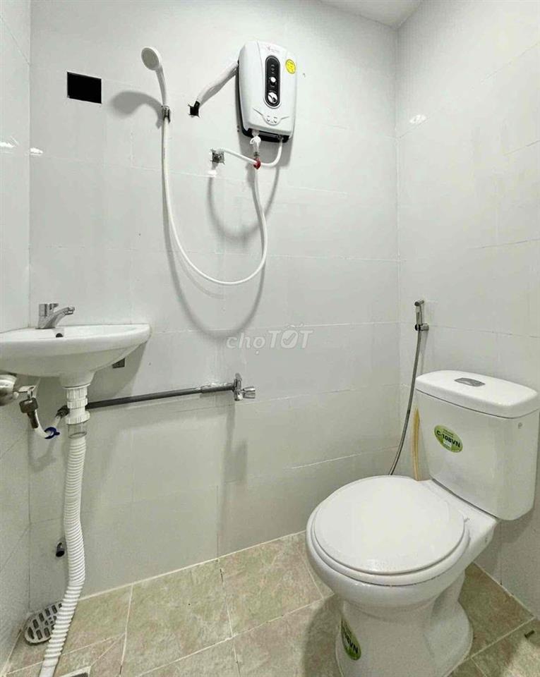 TRỐNG 1 PHÒNG CÓ GÁC - CỬA SỔ TRỜI - NGAY VÒNG XOAY DÂN CHỦ