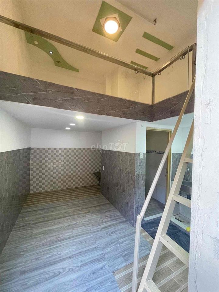 🔥Phòng gác gần ueh , sư  phạm , gần cầu Nguyễn Tri Phương sẵn máy lạnh