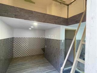 🔥Phòng gác gần ueh , sư  phạm , gần cầu Nguyễn Tri Phương sẵn máy lạnh