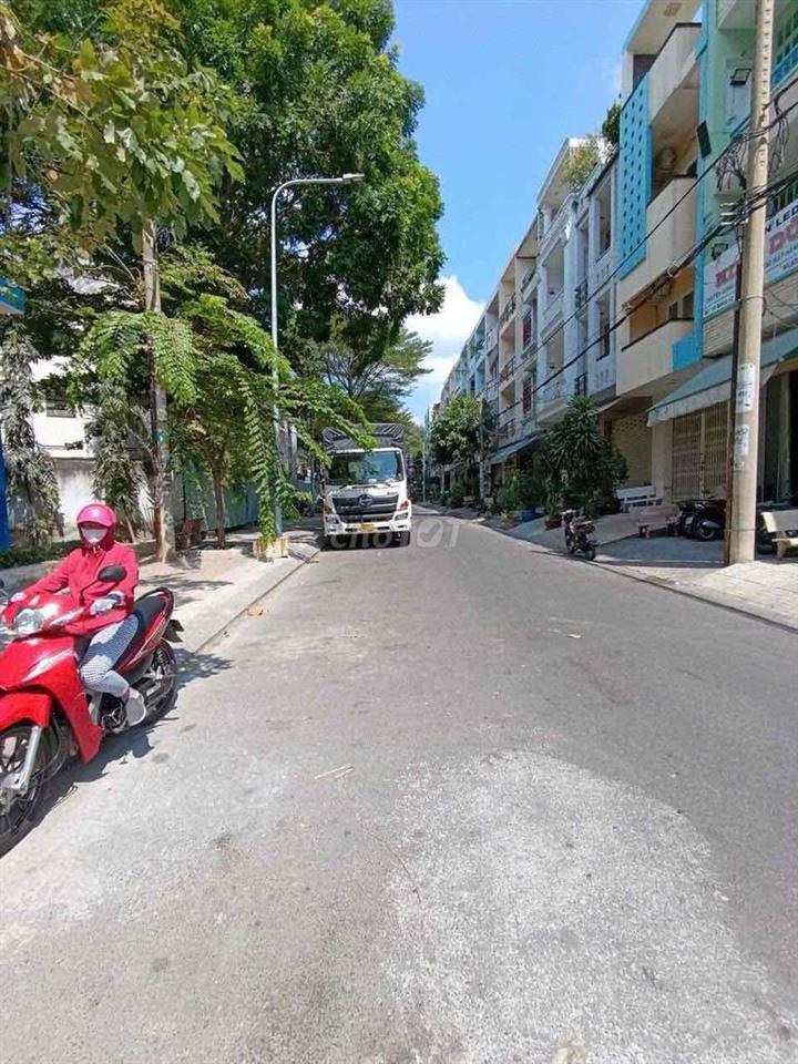 Nhà nát Bình Phú Q6, Tiện xây mới, DT: 4x18, View công viên
