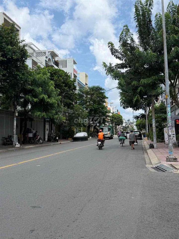 Mặt tiền Chợ Lớn Q6, DT: 4x21, Hầm + 4 tầng, Giá 17,5 tỷ