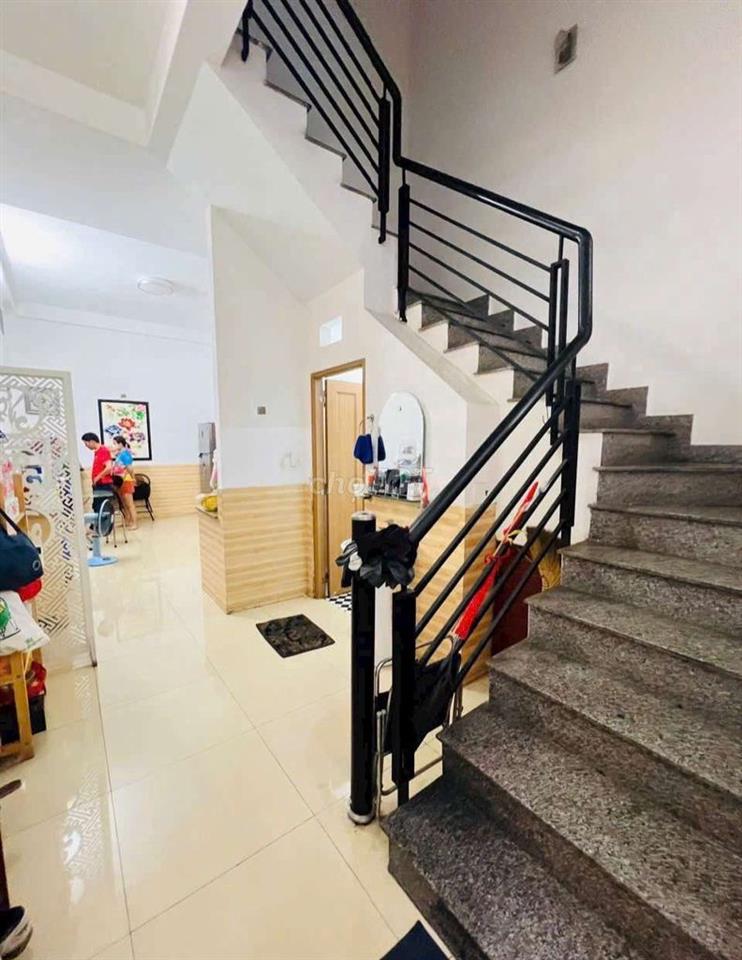 NHÀ HẺM GẦN NGÃ TƯ HÒA BÌNH- LŨY BÁN BÍCH 4 X 13M 2 LẦU ST BTCT