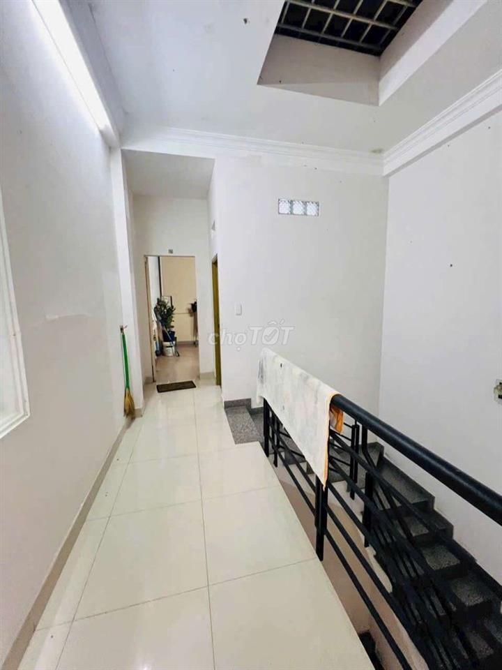 NHÀ HẺM GẦN NGÃ TƯ HÒA BÌNH- LŨY BÁN BÍCH 4 X 13M 2 LẦU ST BTCT