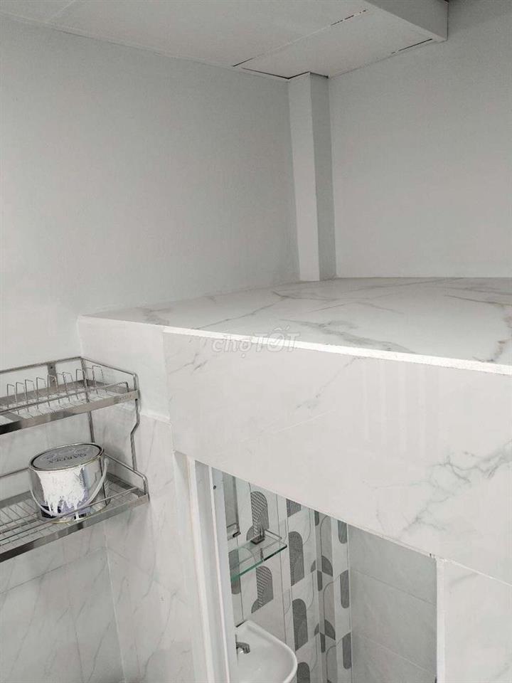 Nhà 2 lầu đúc hẻm nhỏ Lạc Long Quân TpHCM