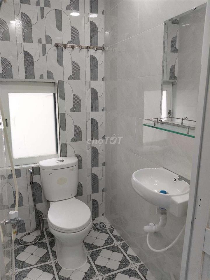Nhà 2 lầu đúc hẻm nhỏ Lạc Long Quân TpHCM