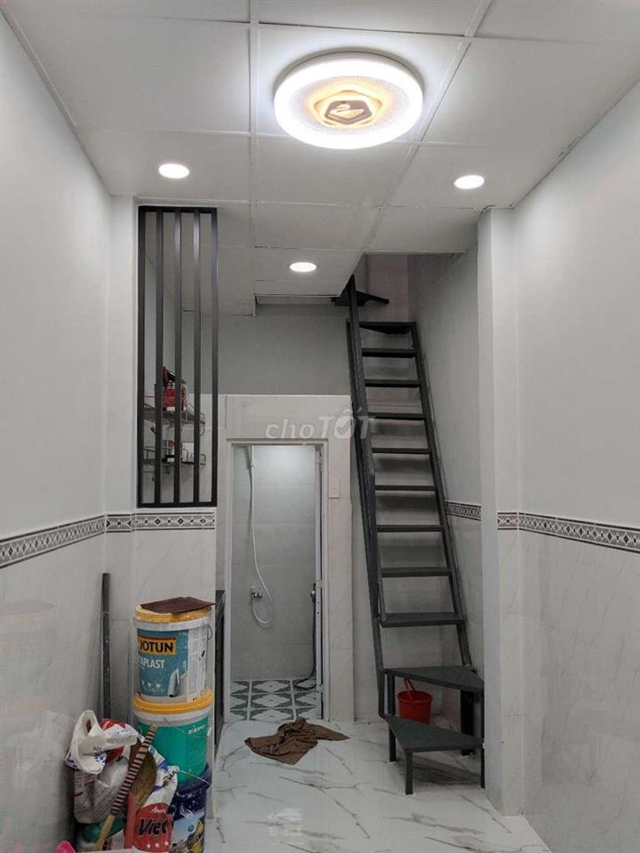 Nhà 2 lầu đúc hẻm nhỏ Lạc Long Quân TpHCM