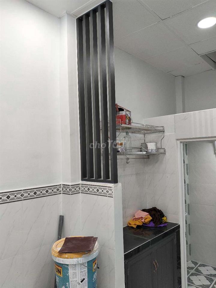 Nhà 2 lầu đúc hẻm nhỏ Lạc Long Quân TpHCM