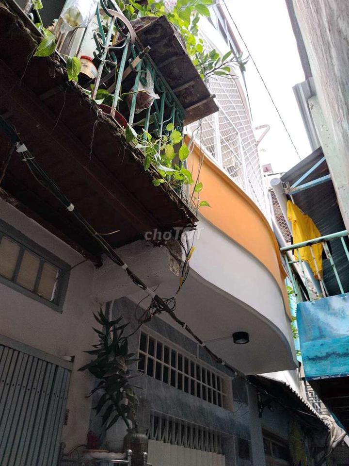 Nhà 2 lầu đúc hẻm nhỏ Lạc Long Quân TpHCM