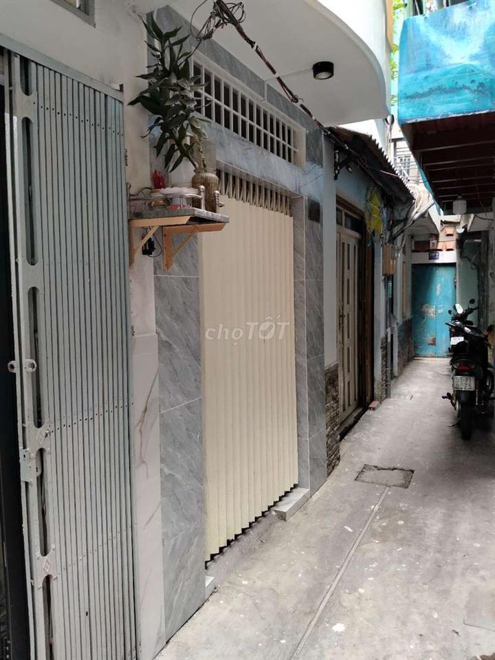 Nhà 2 lầu đúc hẻm nhỏ Lạc Long Quân TpHCM