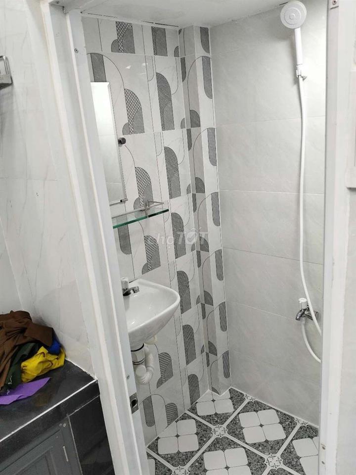 Nhà 2 lầu đúc hẻm nhỏ Lạc Long Quân TpHCM