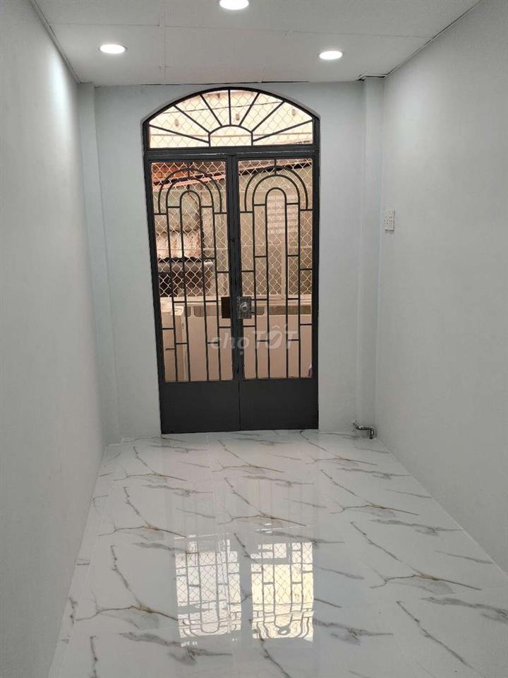 Nhà 2 lầu đúc hẻm nhỏ Lạc Long Quân TpHCM