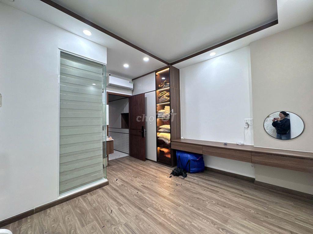 Nhà mới thiết kế hiện đại xe hơi ra vào thoải mái ,có sẵn dòng tiền