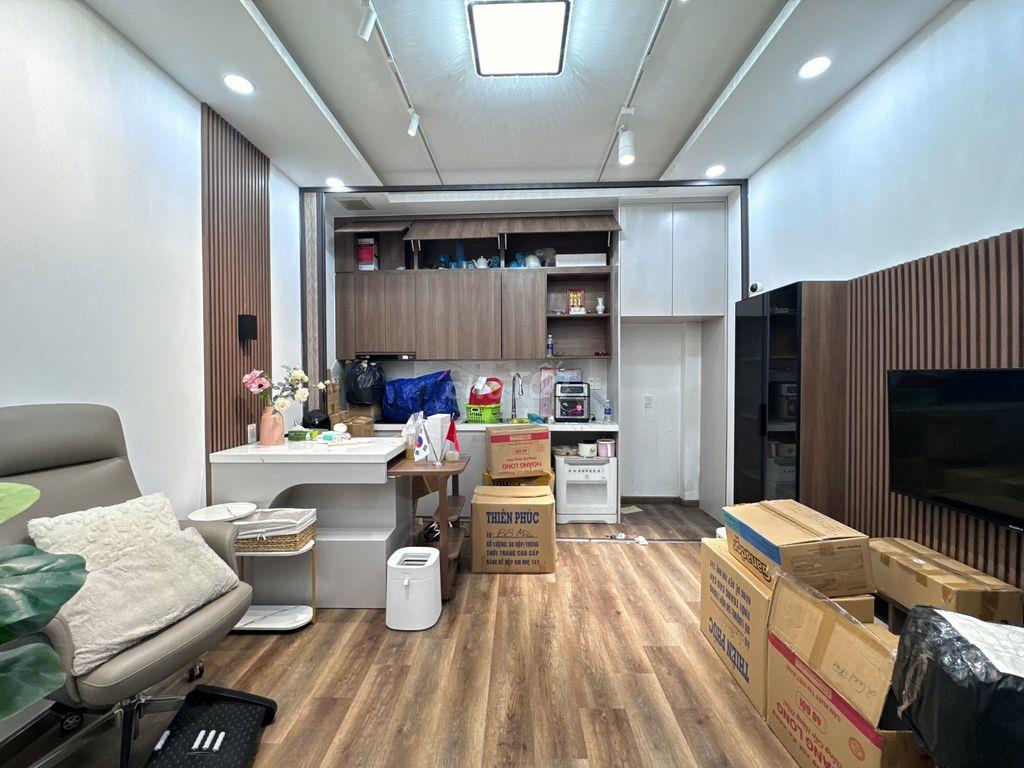 Nhà mới thiết kế hiện đại xe hơi ra vào thoải mái ,có sẵn dòng tiền