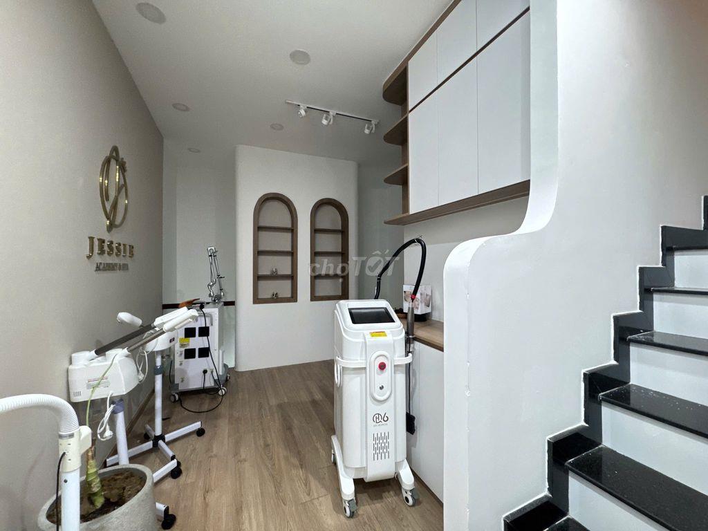 Nhà mới thiết kế hiện đại xe hơi ra vào thoải mái ,có sẵn dòng tiền