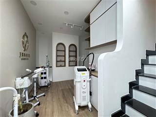 Nhà mới thiết kế hiện đại xe hơi ra vào thoải mái ,có sẵn dòng tiền