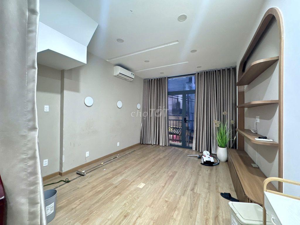 Nhà mới thiết kế hiện đại xe hơi ra vào thoải mái ,có sẵn dòng tiền