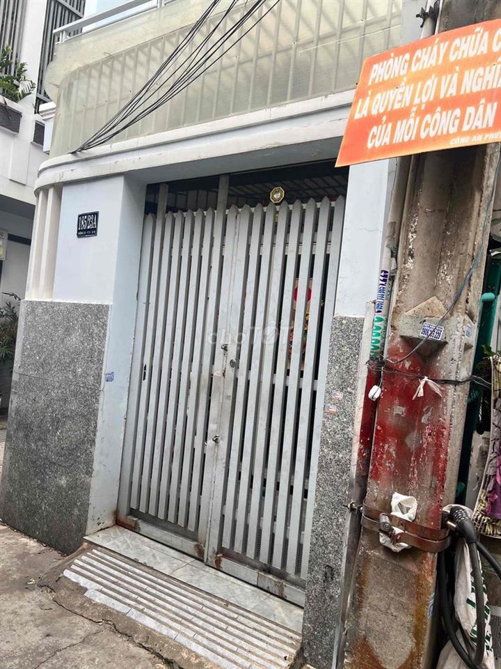 nhà chính chủ. có sẵn hợp đồng thuê 20tr 1 tháng