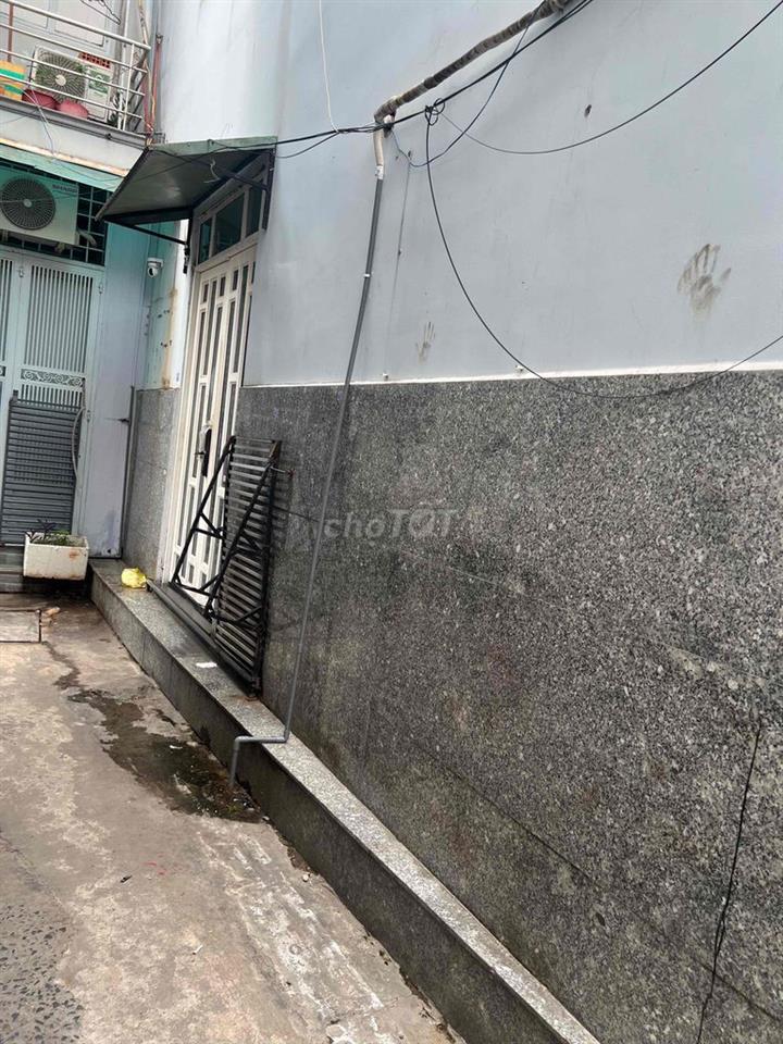 nhà chính chủ. có sẵn hợp đồng thuê 20tr 1 tháng