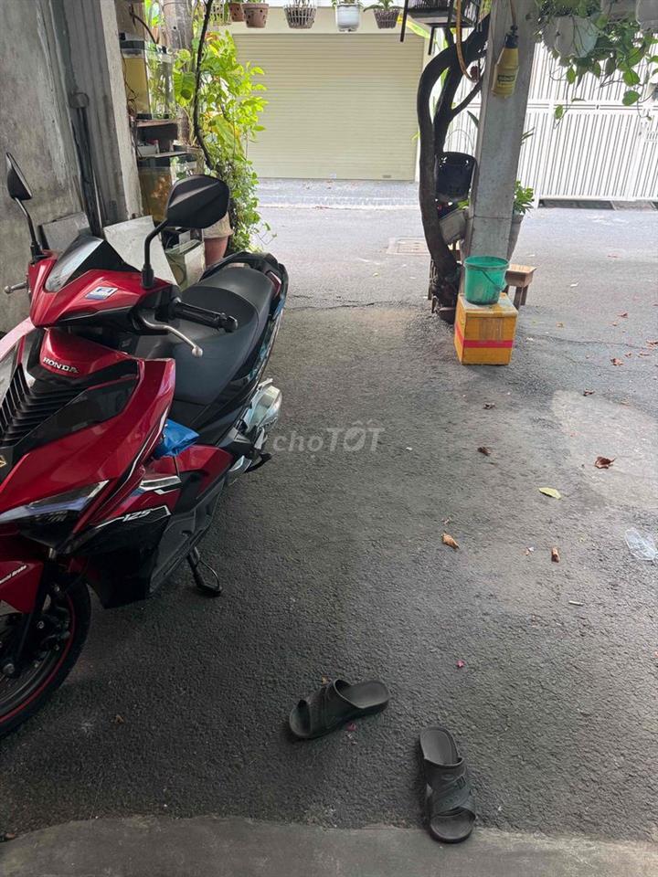 Cần bán nhà Quận 10