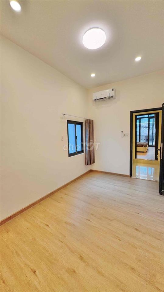 Bán nhà trung tâm q10 ( cách mặt tiền vài mét 2 cửa thoát hiểm )