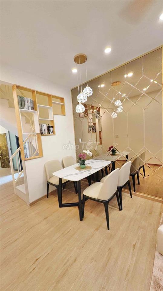 Bán nhà trung tâm q10 ( cách mặt tiền vài mét 2 cửa thoát hiểm )
