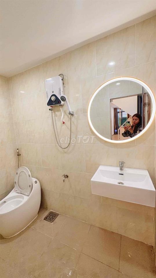 Bán nhà trung tâm q10 ( cách mặt tiền vài mét 2 cửa thoát hiểm )