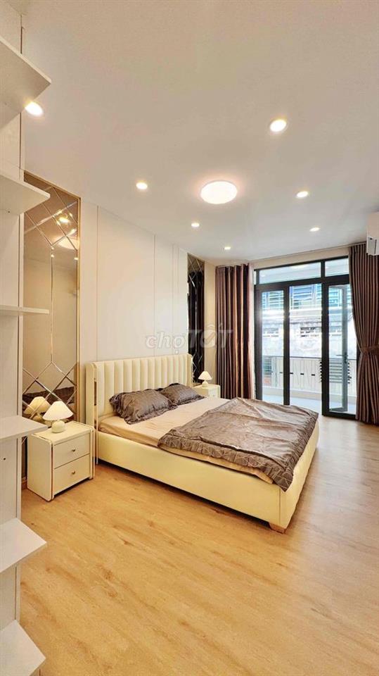Bán nhà trung tâm q10 ( cách mặt tiền vài mét 2 cửa thoát hiểm )