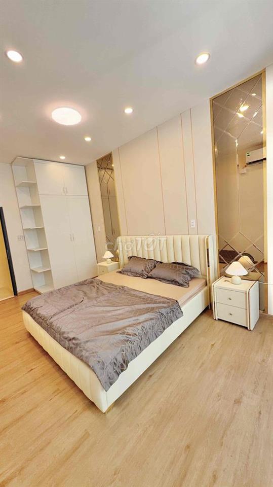 Bán nhà trung tâm q10 ( cách mặt tiền vài mét 2 cửa thoát hiểm )