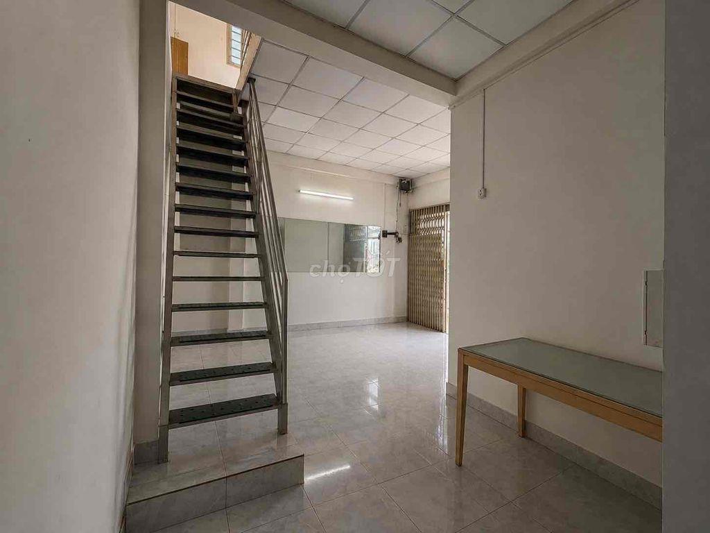 Cho thuê nhà 2 tầng hẻm CMT8, P.12, Q.10 - Vị trí trung tâm tiện ở hoặ