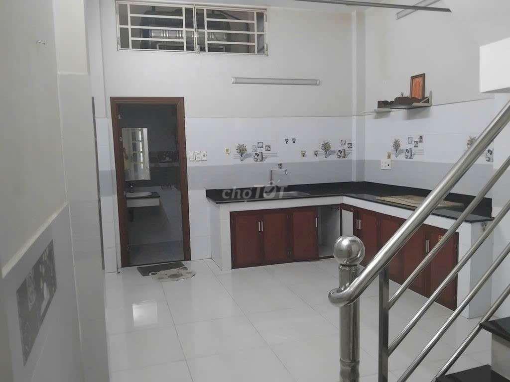 nhà sạch sẽ Q5 hẻm lớn - giá 14tr
