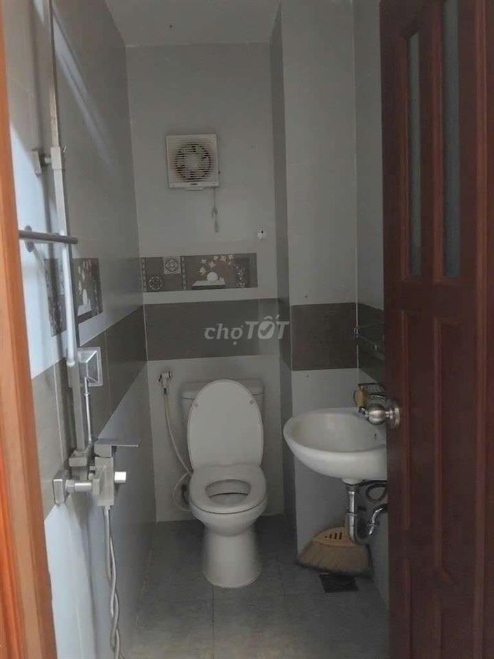 nhà sạch sẽ Q5 hẻm lớn - giá 14tr