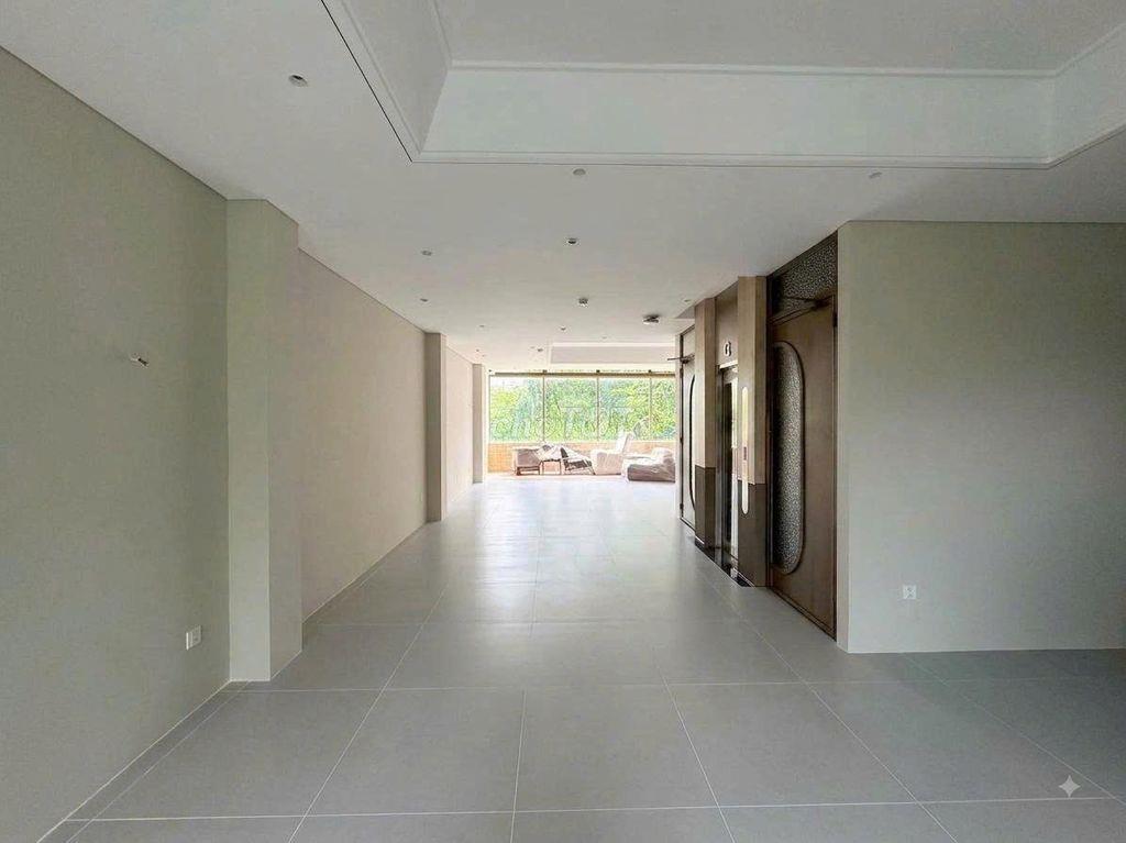 TÒA NHÀ KHU VIP - Lê Văn Sỹ, P.13, Q.3 - Hầm Xe, Thang Máy, Sàn suốt 