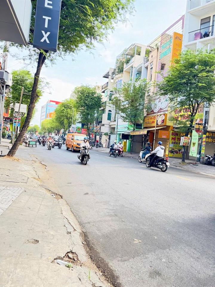 Cho thuê nhà MT đường Sư Vạn Hạnh. P12. Q10 6 Lầu TM