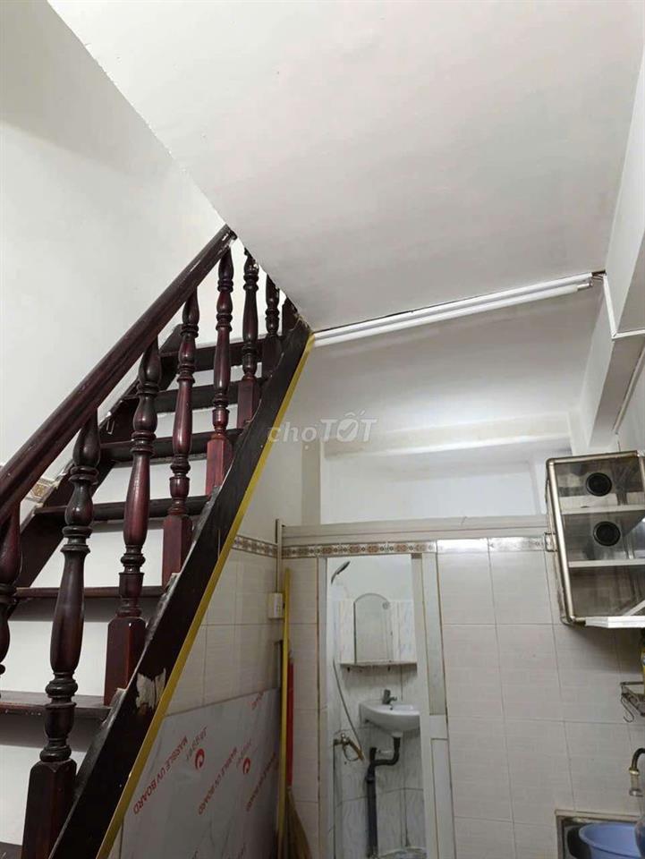 nhà sạch sẻ 2 lầu 2 phòng ngủ 