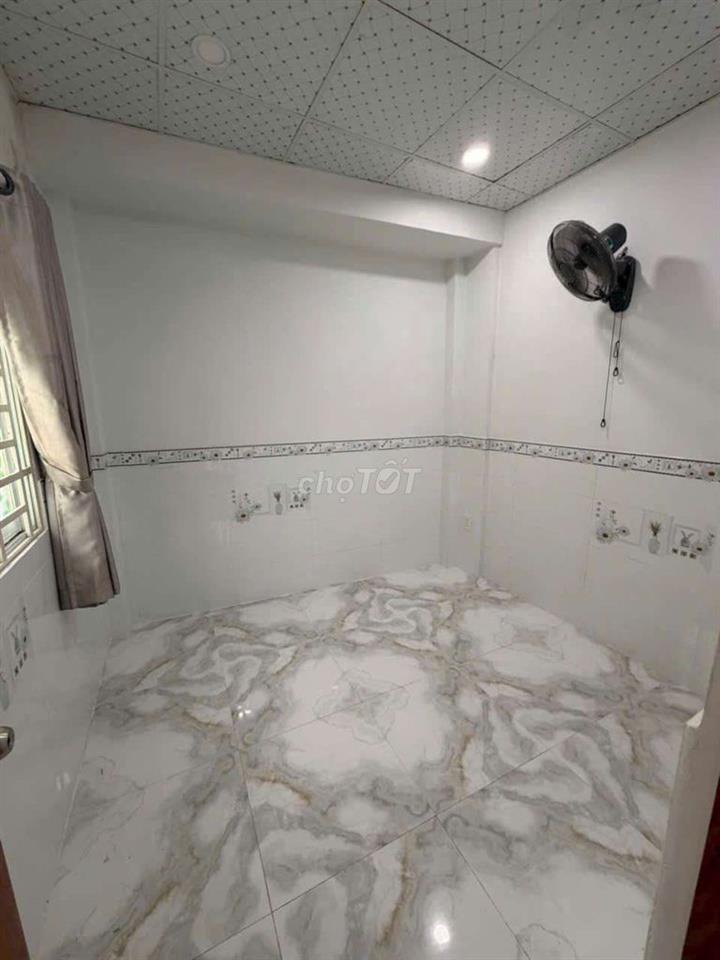 nhà đẹp căn gốc có 1 máy lạnh vô ở liền nhà trống 