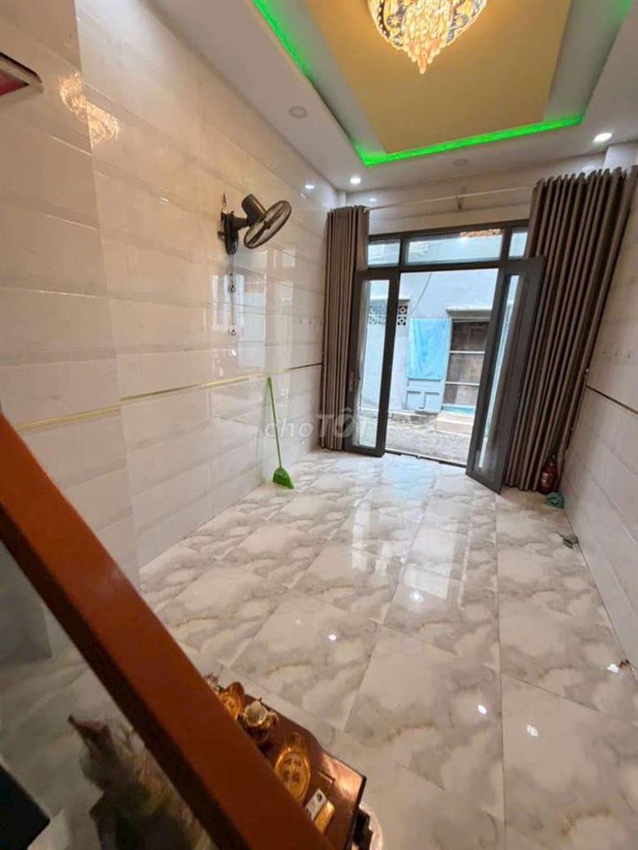 nhà đẹp căn gốc có 1 máy lạnh vô ở liền nhà trống 