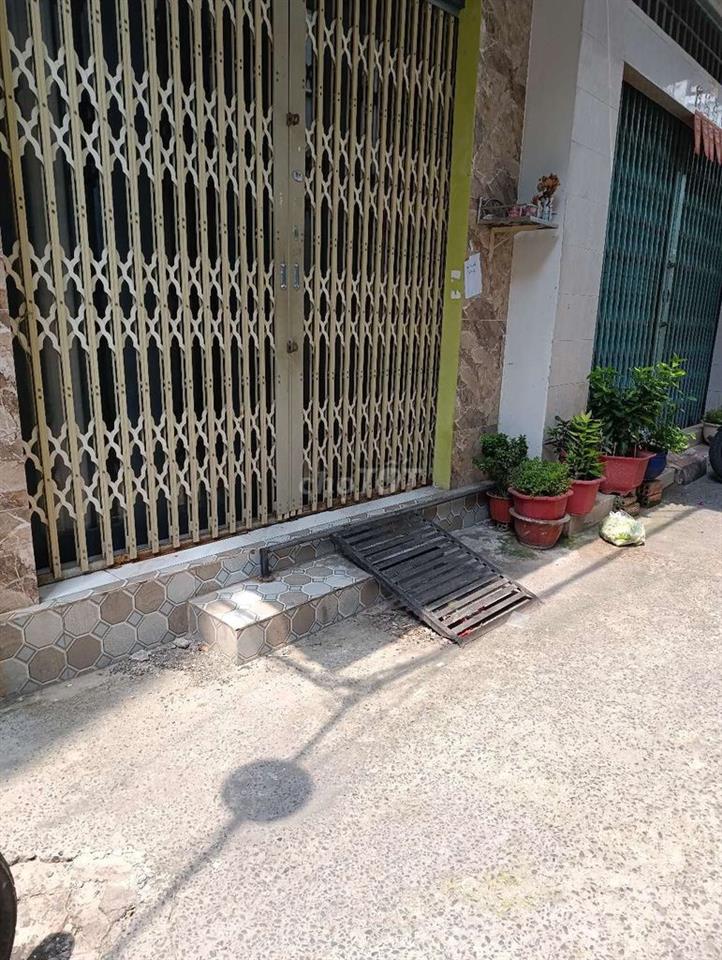 nhà đẹp căn gốc có 1 máy lạnh vô ở liền nhà trống 